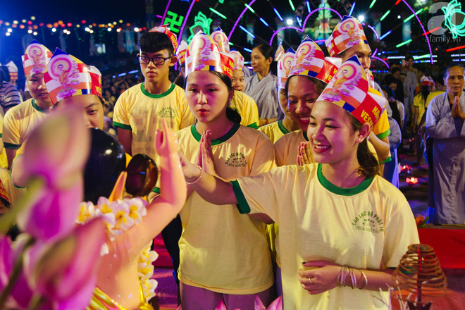Hàng ngàn người đến đại lễ Phật Đản để được làm nghi lễ tắm Phật Hàng ngàn người đến đại lễ Phật Đản để được làm nghi lễ tắm Phật